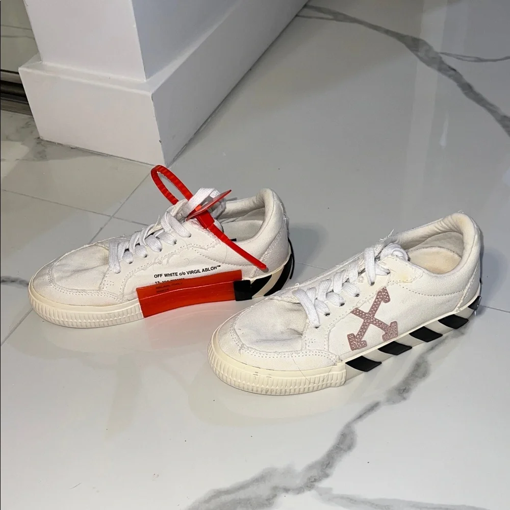🚨SEND OFFERS🚨 Off-White White and Red Sneakers
